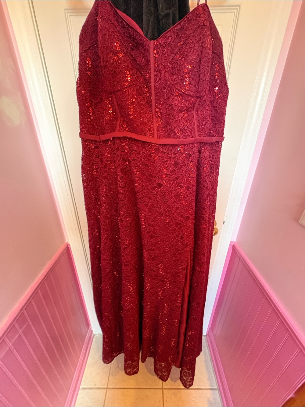 Elegant Women's Sequined Lace Evening Dress in Burgundy